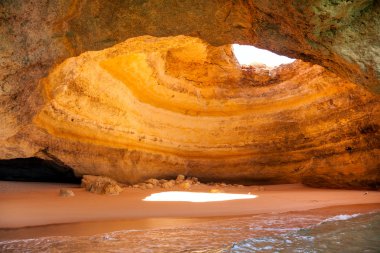 ünlü mağara benagil Beach algarve Portekiz