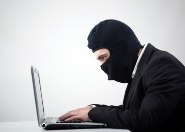 Hırsızlık masasında bir bilgisayardan bilgi hacker
