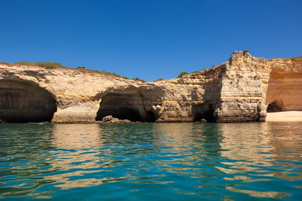 Costa del Algarve con acantilados y rocas, Portugal — Foto de Stock