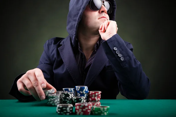 Joueur de poker sur fond noir — Photo