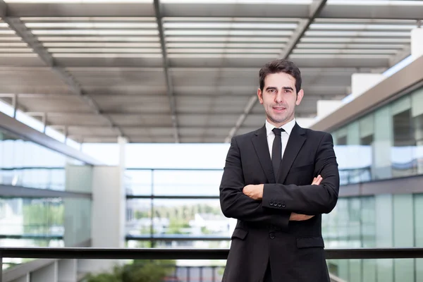 Retrato de un joven hombre de negocios sonriente en la oficina moderna — Foto de Stock