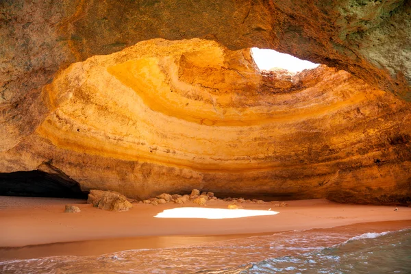 Slavné jeskyně na benagil pláži v algarve Portugalsko Stock Obrázky