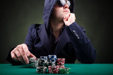siyah arka plan üzerinde poker oyuncusu