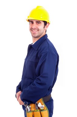 Beyaz arka plan üzerinde izole gülümseyen genç işçi