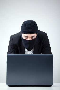 Hırsızlık masasında bir bilgisayardan bilgi hacker