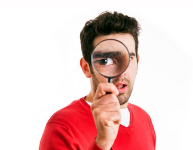 jonge man kijkend door vergrootglas, geïsoleerd op wit