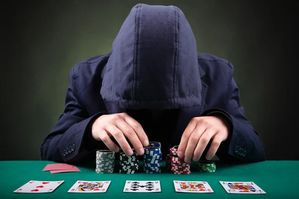 Игрок в покер на черном фоне — стоковое фото