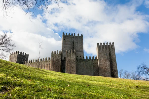 Castelo de Guimarães e parque circundante, no norte de Portugal . — Fotografia de Stock