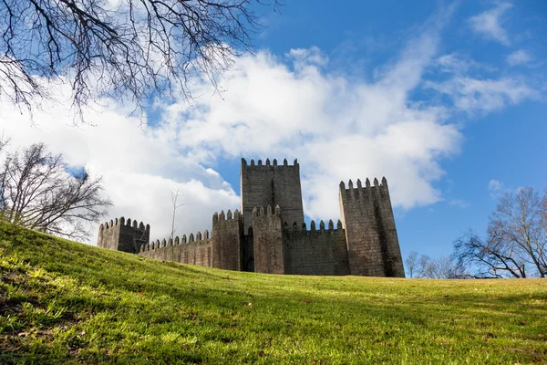 Guimaraes castle and surrounding park, in the north of Portugal. — Stock Photo, Image