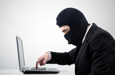 Hırsızlık masasında bir bilgisayardan bilgi hacker