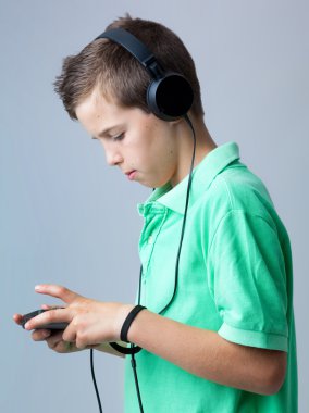 Çocuk oyun konsolu gri arka plan üzerinde oynama