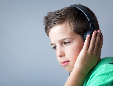 gre üzerinde kulaklık müzik dinlemek hoş çocuk portresi