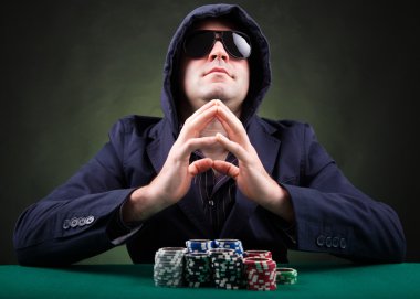 siyah arka plan üzerinde poker oyuncusu