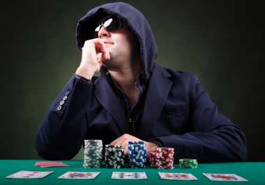 siyah arka plan üzerine düşünceli poker oyuncusu