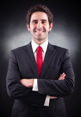 siyah arka plan üzerinde duran dostu yakışıklı işadamı