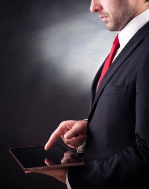 iş adamı olan bir tablet bilgisayar üzerinde siyah arka plan çalışma