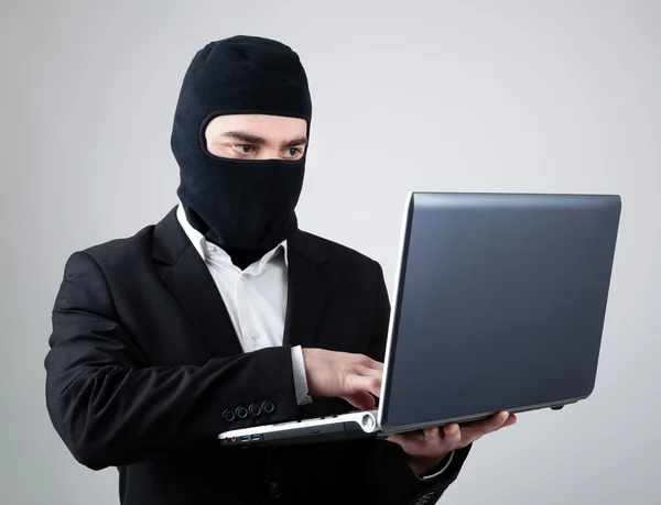 Hacker roubando informações do laptop — Fotografia de Stock