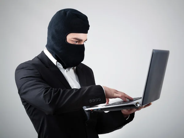 Hacker krade informace z notebooku — Stock fotografie