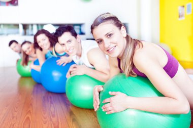 spor salonunda pilates dersinde grup