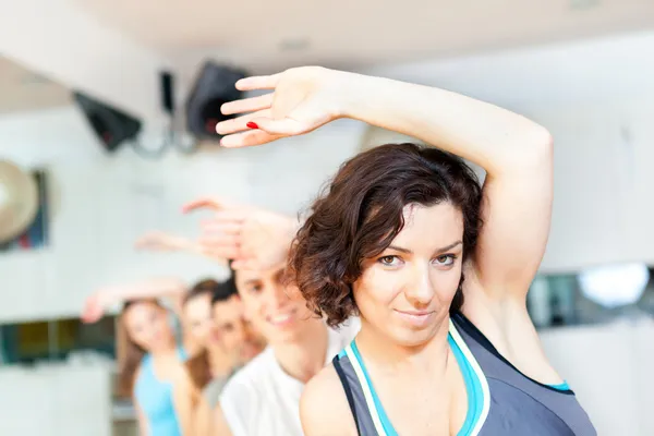 Gruppo di stretching in palestra — Foto Stock