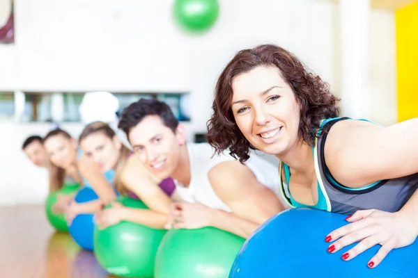 Skupina ve třídě pilates v tělocvičně — Stock fotografie