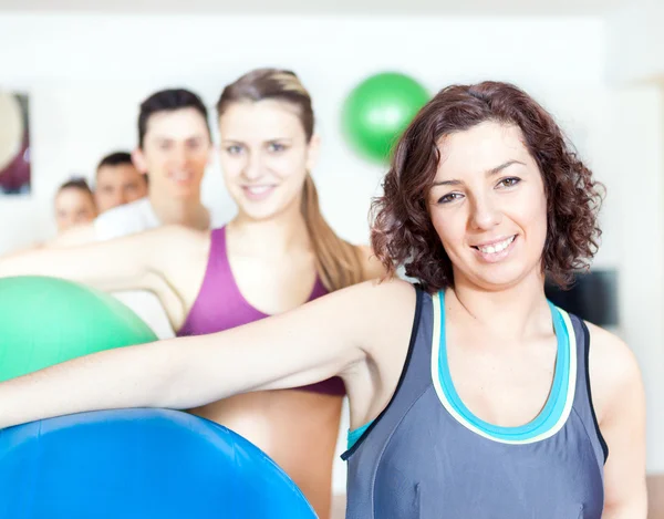 Gruppe hält Pilates-Ball in der Turnhalle — Stockfoto