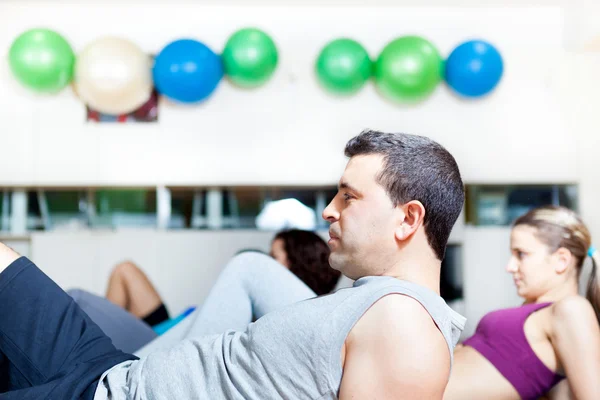 Aerobic-Gruppe in der Turnhalle — Stockfoto