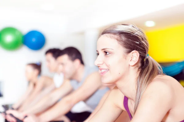 Grupo de en el gimnasio haciendo entrenamiento cardiovascular — Foto de Stock