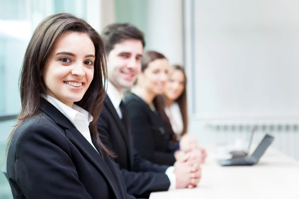 Gruppo di lavoro sorridente in ufficio in fila — Foto Stock