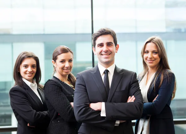 Geschäftsmann steht bei seinem Team im Vordergrund — Stockfoto