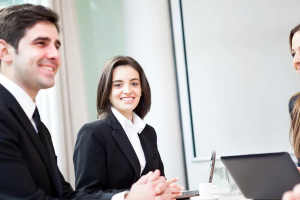 Glückliche Geschäftsfrau lächelt im Büro — Stockfoto