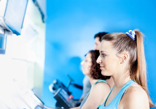 Gruppe im Fitnessstudio beim Cardio-Training — Stockfoto
