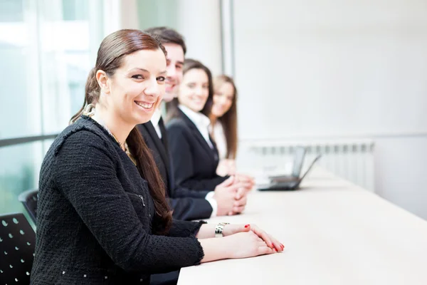 Grupp av företag leende på kontoret uppradade — Stockfoto
