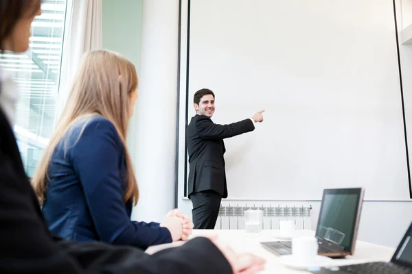 Affärsman att göra en presentation på kontoret — Stockfoto