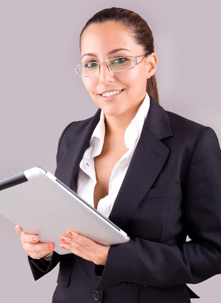 Молодая улыбающаяся деловая женщина с планшетным компьютером — стоковое фото