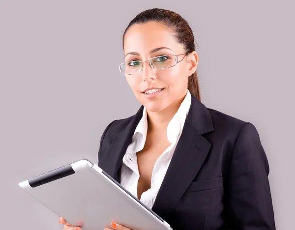 Joven mujer de negocios sonriente con tableta — Foto de Stock