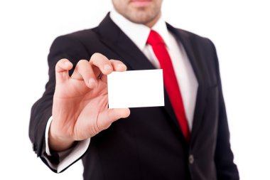 Beyaz arka plan üzerinde boş kartvizit uzatarak iş adamı