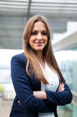 modern ofis gülümseyen genç iş kadını