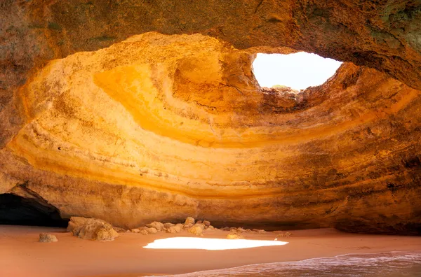 Famosa gruta na praia de Benagil no Algarve Portugal — Fotografia de Stock