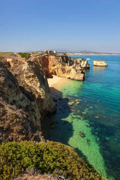 Niewielka plaża na wybrzeżu algarve, Portugalia — Zdjęcie stockowe