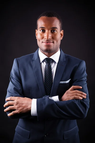 Portrait de souriant homme d'affaires afro-américain debout avec — Photo