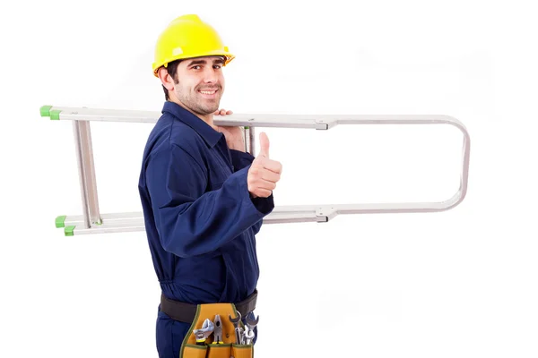 Mladý pracovník drží žebříku a palec nahoru, izolovaných na bílém — Stock fotografie