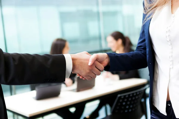 Obchodní handshake v kanceláři — Stock fotografie