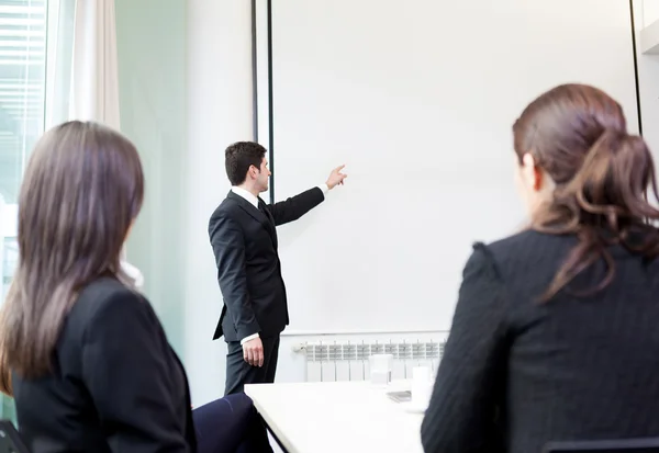 Zakenman maken van een presentatie bij het kantoor — Stockfoto