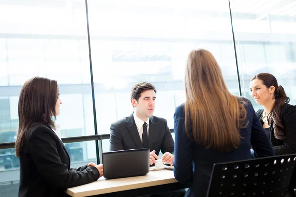 Zakelijke partners bespreken van ideeën tijdens vergadering — Stockfoto