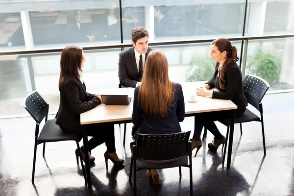 Geschäftspartner diskutieren bei Treffen Ideen — Stockfoto