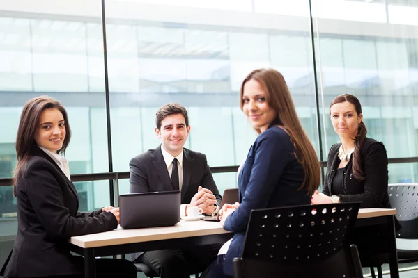 Gruppe von Unternehmen lächelt im Büro, konzentriert sich auf den Mann — Stockfoto