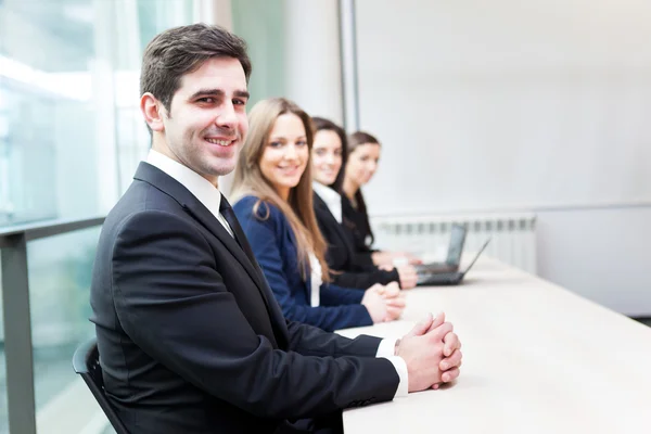 Groep van bedrijf glimlachen bij het Bureau opgesteld — Stockfoto