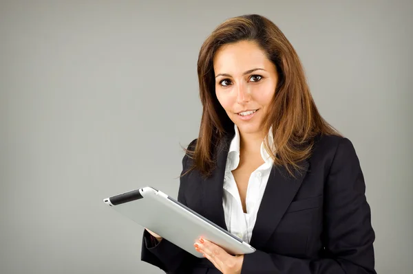 Усміхнена ділова жінка з планшетним комп'ютером на сірому фоні — стокове фото