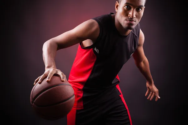 genç erkek basketbolcu zenci backgr karşı portresi